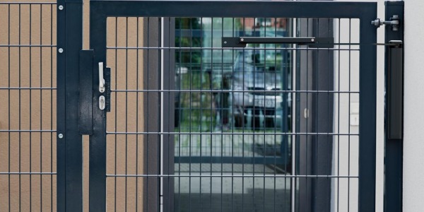 Perché la chiusura di un cancello dice tutto sull'ingresso: la soluzione intelligente del chiudiporta verticale DC630G